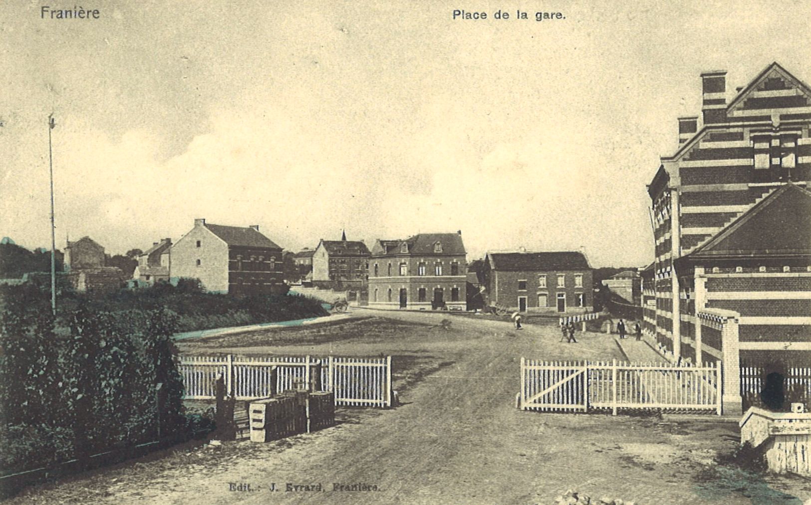 Franière – place de la gare et gare